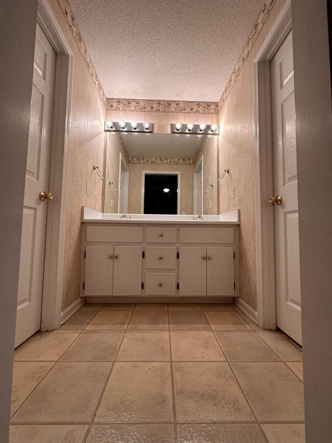 Building Photo - Foxchase Subdivision:  MOVE IN READY!!!!    1/2 OFF 1ST MONTH RENT W/12 MONTH LEASE!!  NEW CARPET...