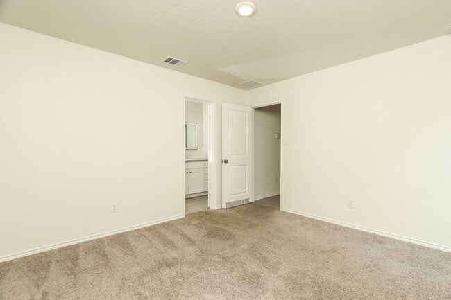 Building Photo - 3 bedroom located off Medina Base - About 5 miles from Lackland AFB