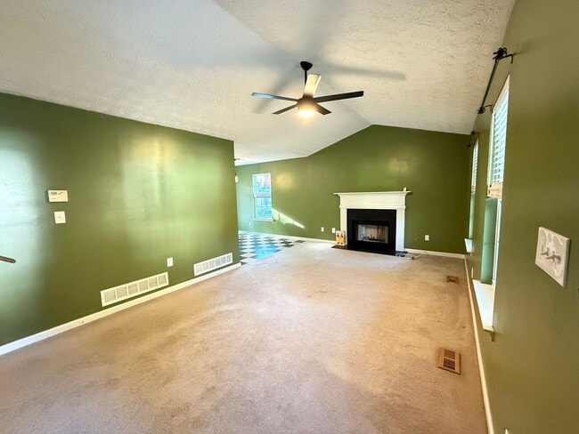 Building Photo - 3 Bedroom/2 Bath Home