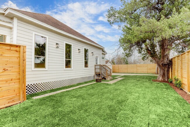 Building Photo - 2721 Engelke St