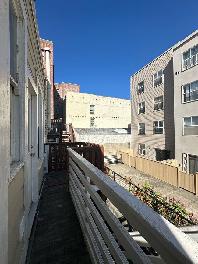 Building Photo - 523-523 Natoma St