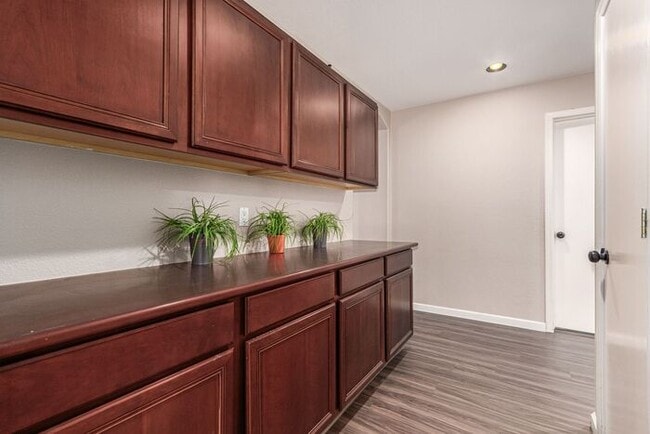 Building Photo - 3-bedroom plus bonus room with 3-car garag...
