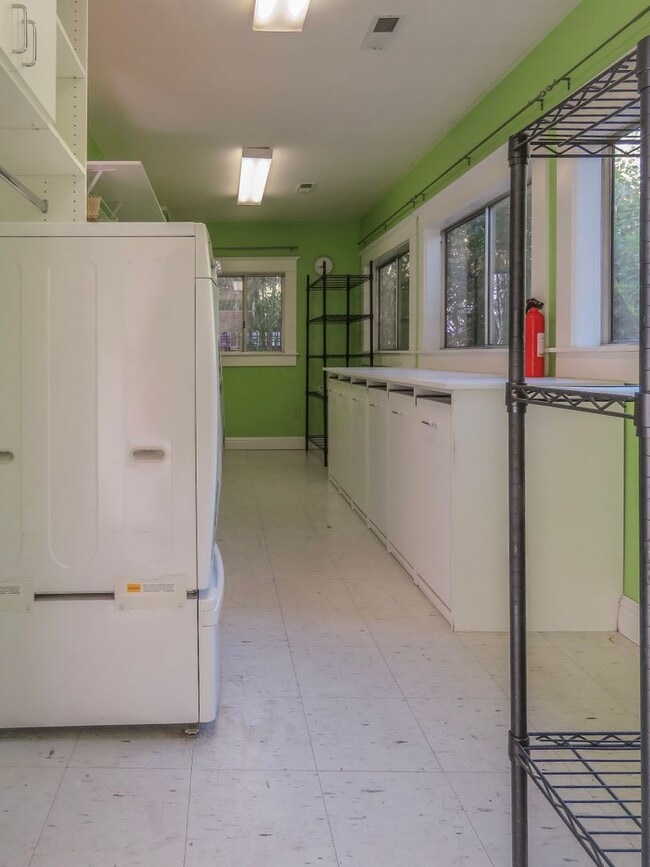 Building Photo - *** 4 Bedroom Sellwood Home ***