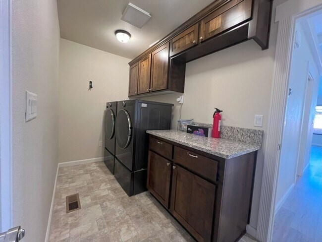 Building Photo - Three Bedroom on the Golf Course in Fer...