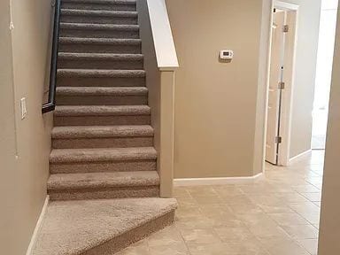 Building Photo - Well Maintained, spacious 3 bedroom single family home nestled in a great neighborhood in Rosevil...