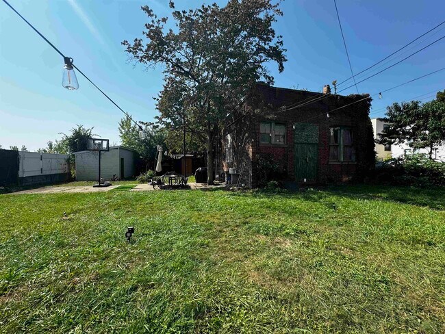 Building Photo - 625 13th St