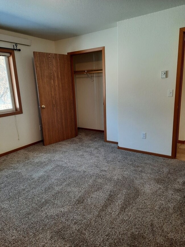 Building Photo - 2 BED | 2 BATH | TOWNHOME | SINGLE GARAGE ...