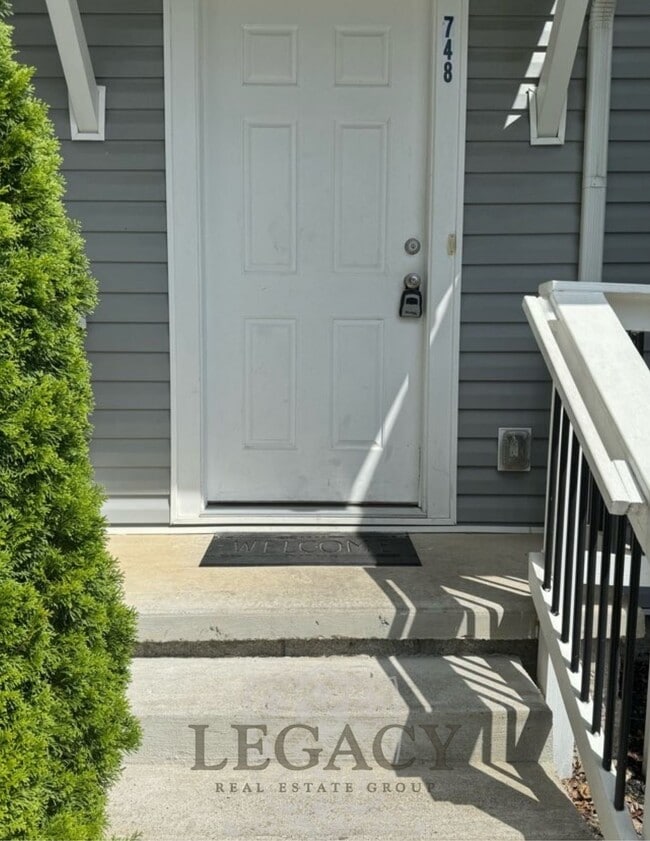 Building Photo - 748 Pippin Dr