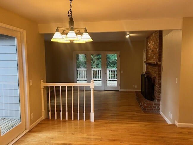 Building Photo - Highly desirable Sammamish 3 bedroom, 3 bath 1970asf.