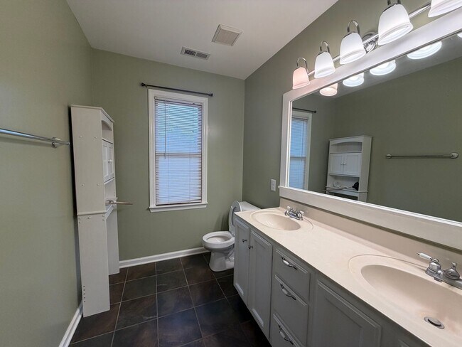 Building Photo - 717 Mallard Dr