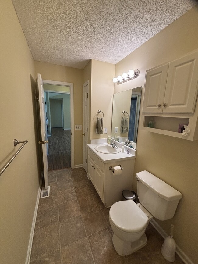 Building Photo - 60 Stratford Dr