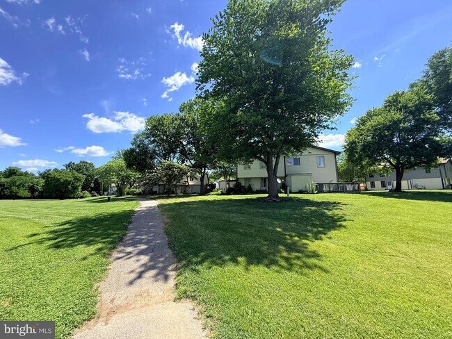 Building Photo - 47 King Henry Cir
