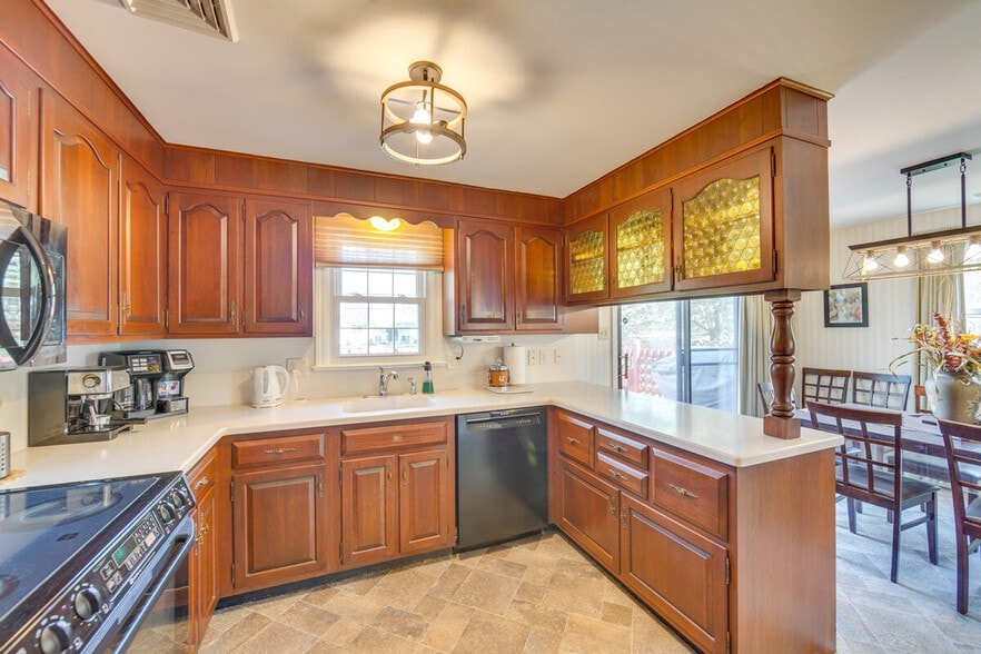 Building Photo - 25 Meadow View Dr