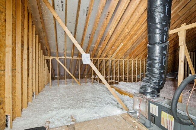 Building Photo - Luxurious living space *Fully furnished an...