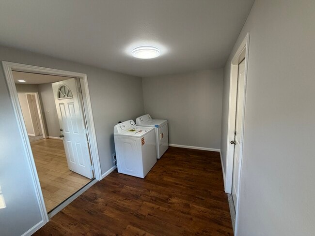 Building Photo - 1554 Scharpe St