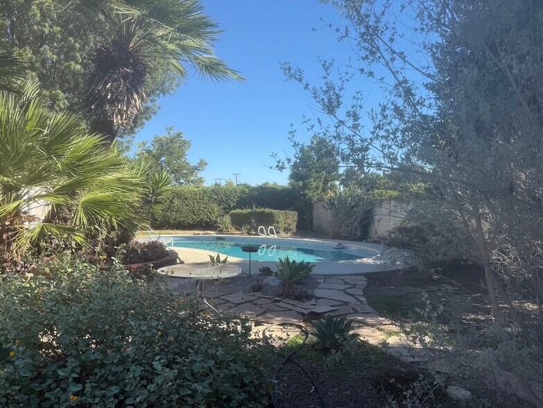 Primary Photo - 8552 Woodley Ave