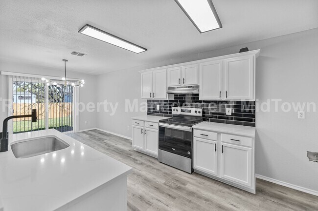 Building Photo - 2205 Bolivar Dr