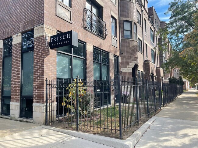 Primary Photo - 529 N Racine Ave