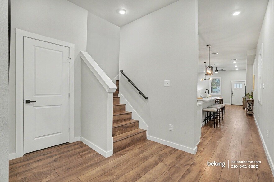 Building Photo - 1725 E Crockett St