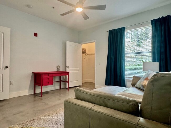 Building Photo - 2 Bedroom/ 2 Baths / 2 Car Garage Condo Fo...