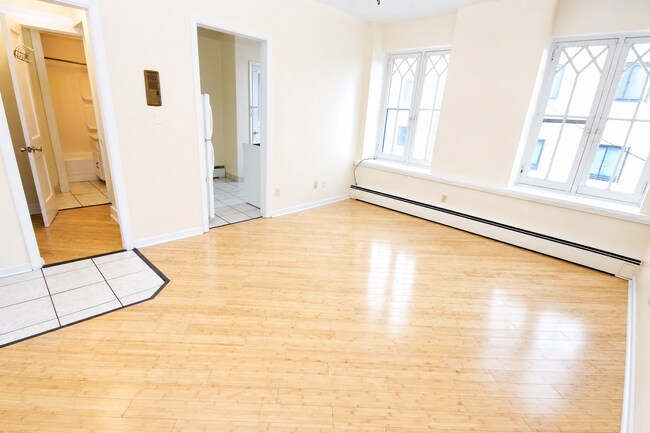 Interior Photo - HIGHLAND MANOR APARTMENTS -- 020