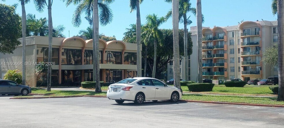 Building Photo - 9360 Fontainebleau Blvd