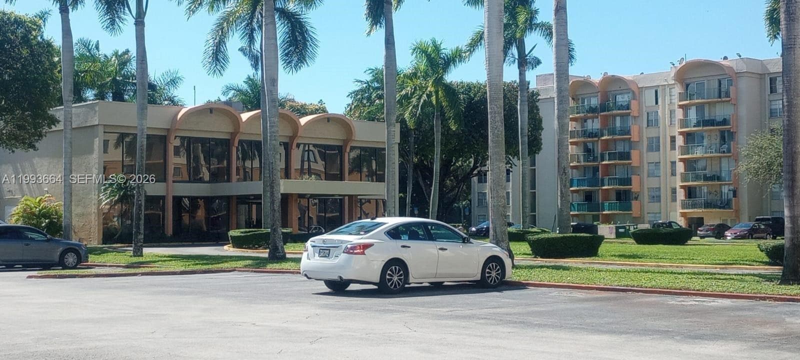 Building Photo - 9360 Fontainebleau Blvd