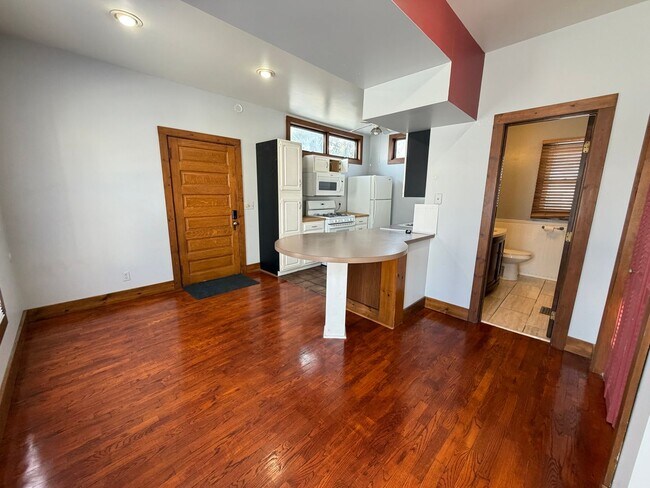 Building Photo - 3 Bedroom Home on NW Side of Grand Rapids