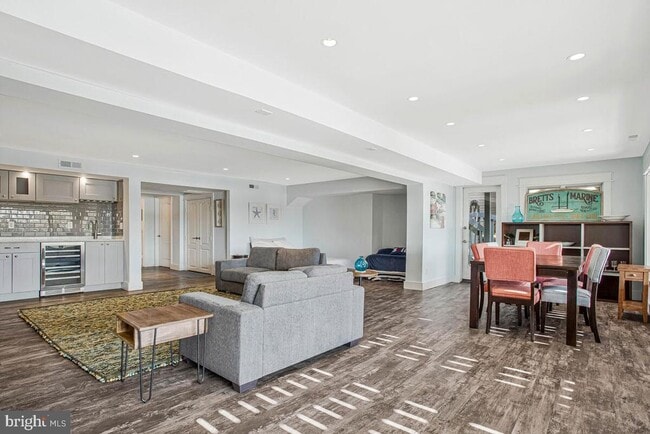 Building Photo - 125 Island View Dr