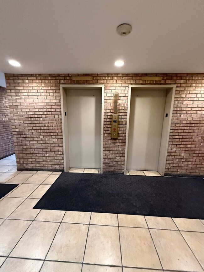 Building Photo - 6000 Oakwood Dr