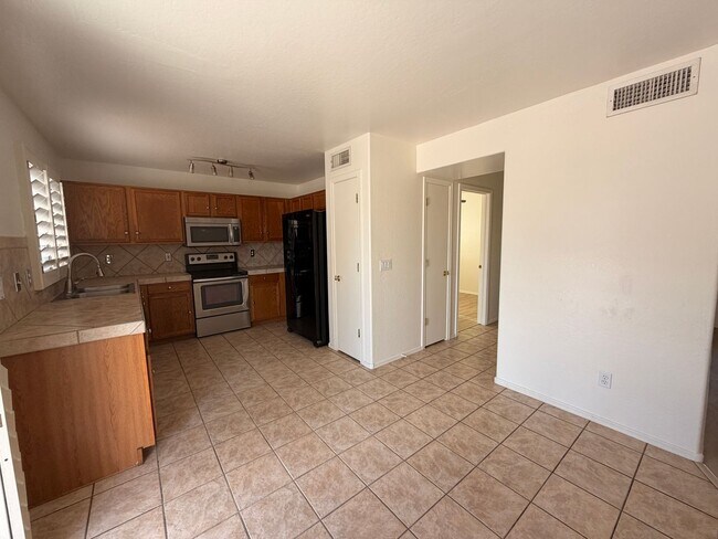 Building Photo - 1338 E 10th Pl