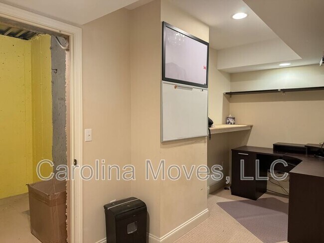 Building Photo - 745 Charleston Pl