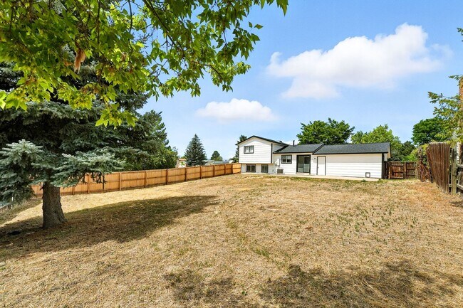 Building Photo - Spacious Tri-Level Home on Corner Lot – Av...