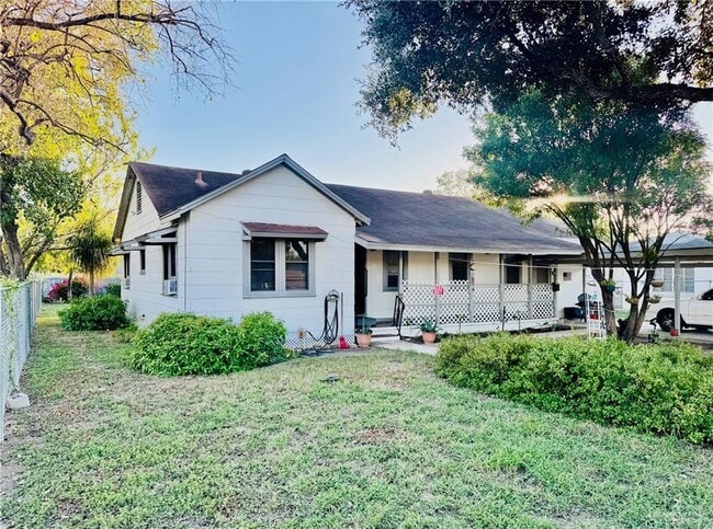 Building Photo - 13 Redwood Ave