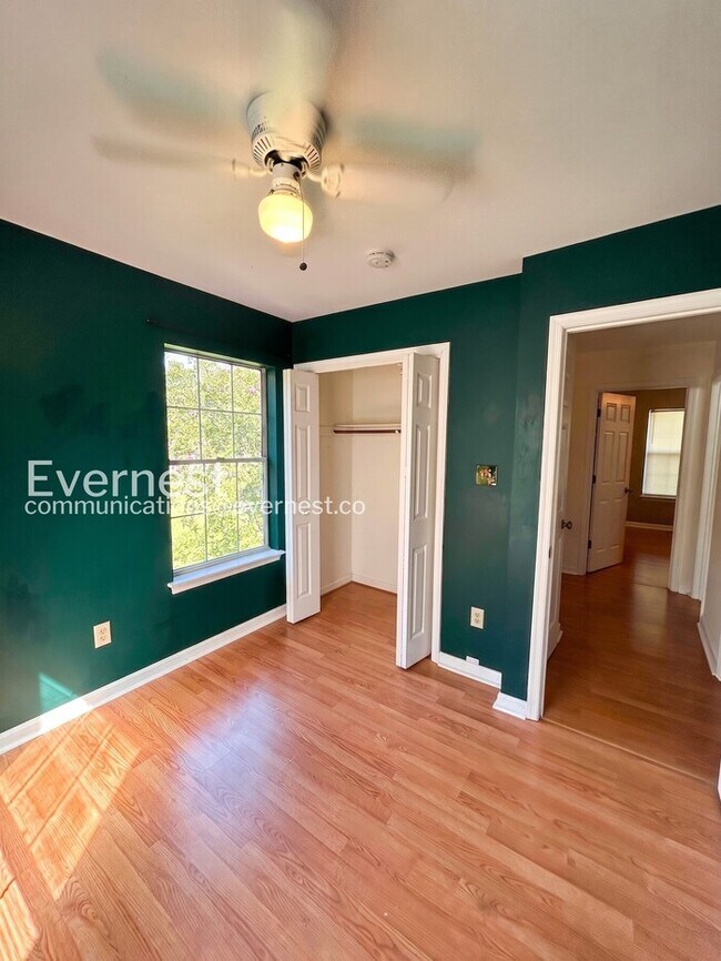 Building Photo - 3 Bed/1.5 Bath Home with Fenced Yard / Available Now!