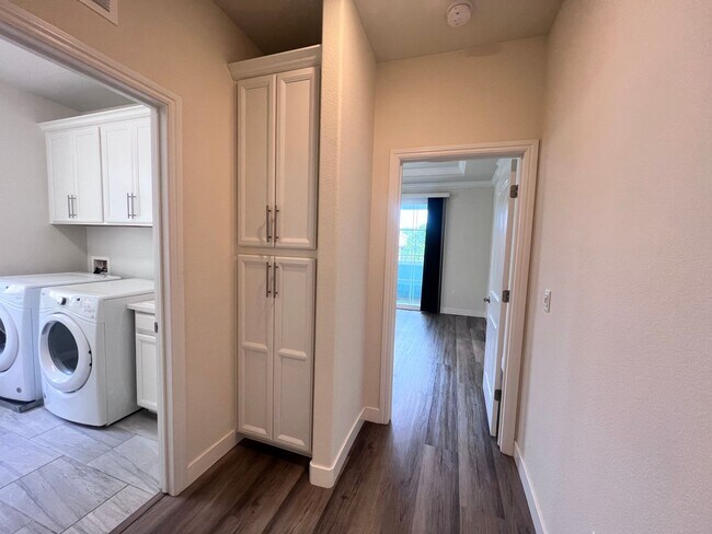 Building Photo - $1,000 MOVE IN SPECIAL!!! STUNNING 4BD/2.5BA TOWNHOUSE IN WALNUT CREEK!!!