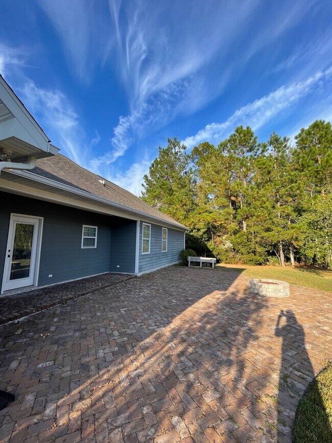 Building Photo - 3/2 updated home with amenities