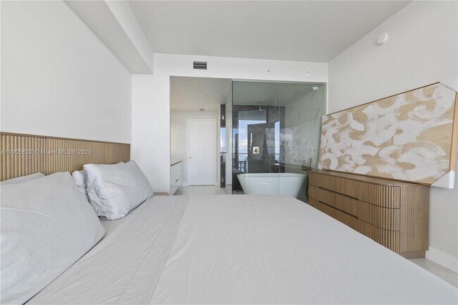 Building Photo - 700 NE 24th St