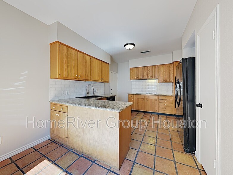 Building Photo - 402 Tuam St