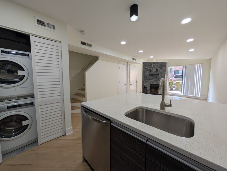 Building Photo - 932 W Grace St