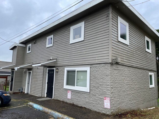 Building Photo - Recently renovated apartment in Lincoln City!