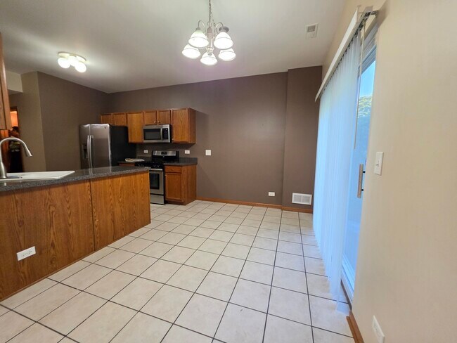 Building Photo - 3959 Blackstone Dr