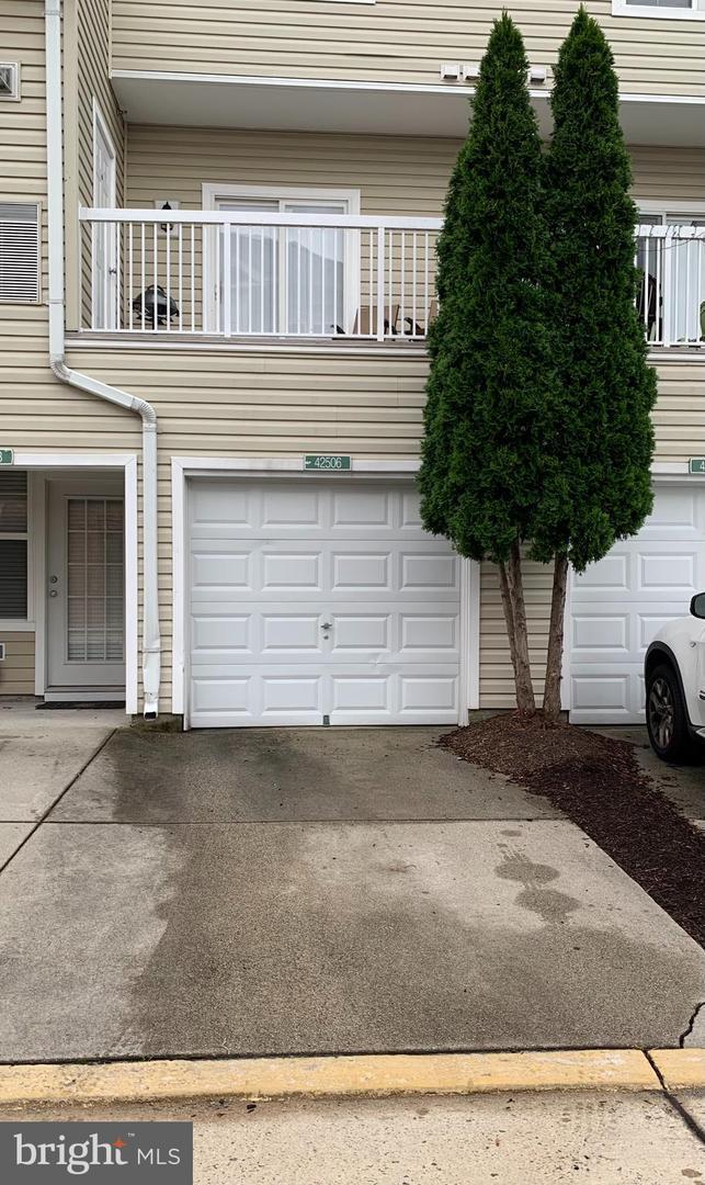 Building Photo - Charming Townhome-Style Condo with Garage ...