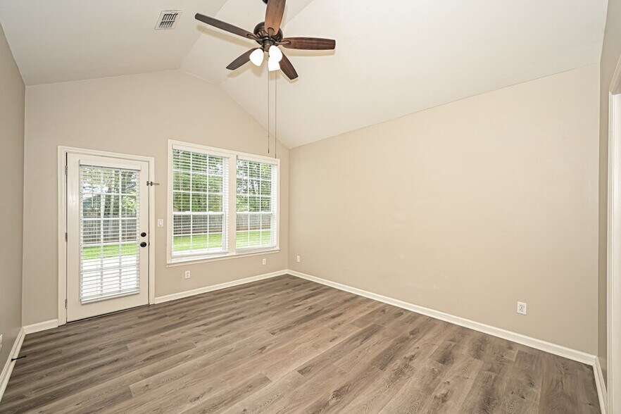 Building Photo - 1102 Burlington Ct