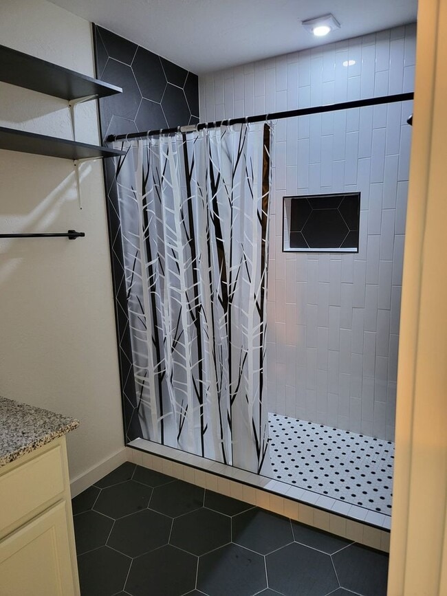 Building Photo - 4 bedroom 2 bath home in Tecumseh!