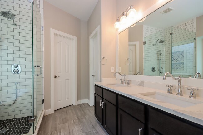 Building Photo - 28923 Hidden Lake W