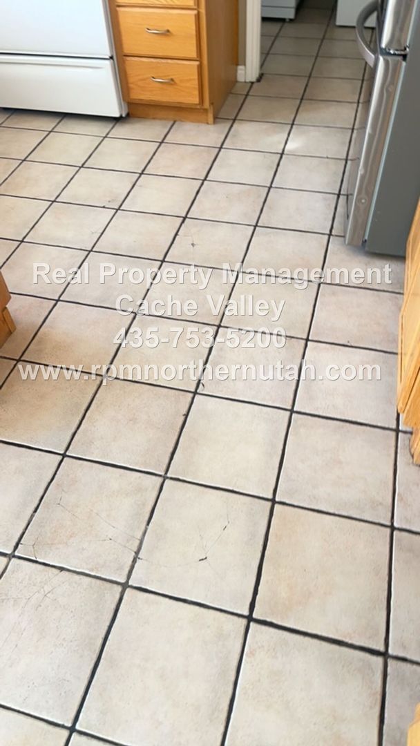 Building Photo - Beautiful 6 bedroom home available for immediate move in!