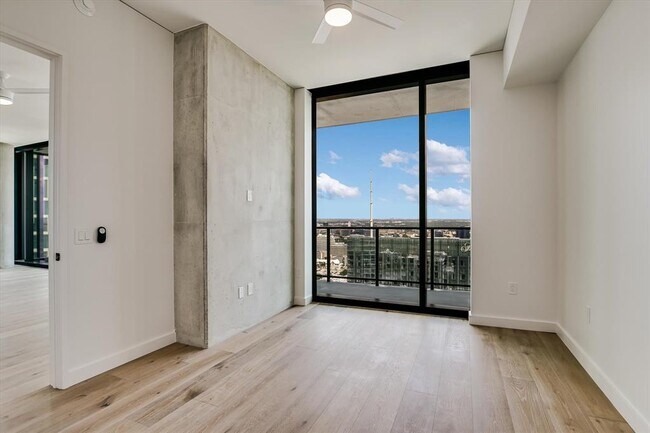 Building Photo - 610 Davis St