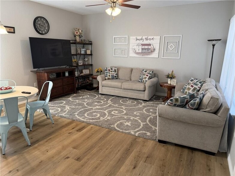 Building Photo - 1109 W Nelson Ave