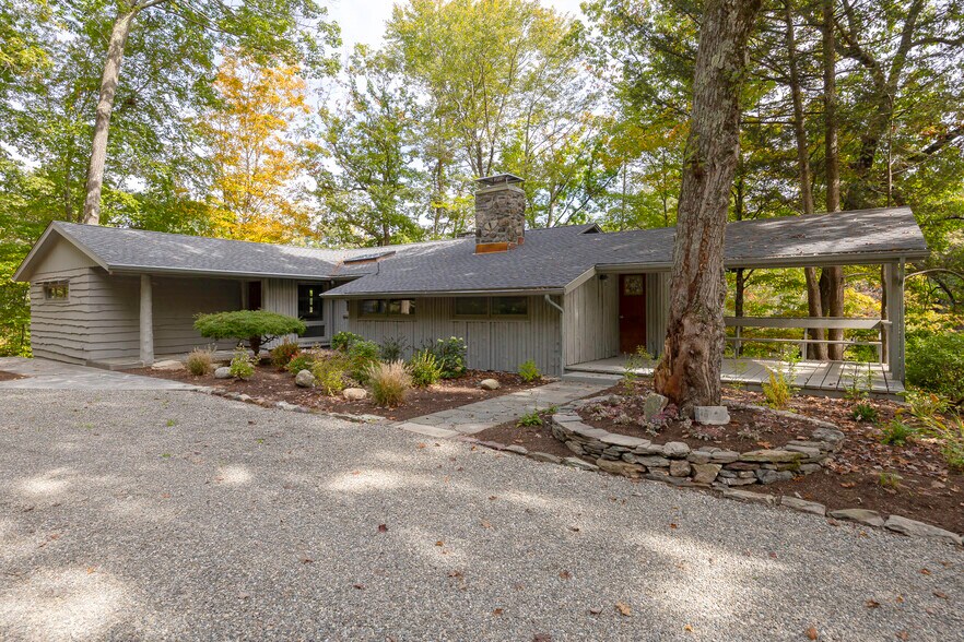 Primary Photo - 272 Drake